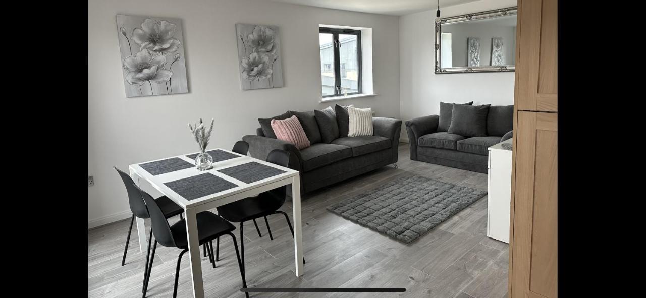 2 Bed Modern Apartment Swansea Bagian luar foto
