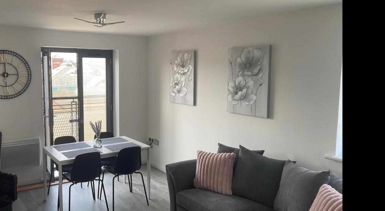 2 Bed Modern Apartment Swansea Bagian luar foto